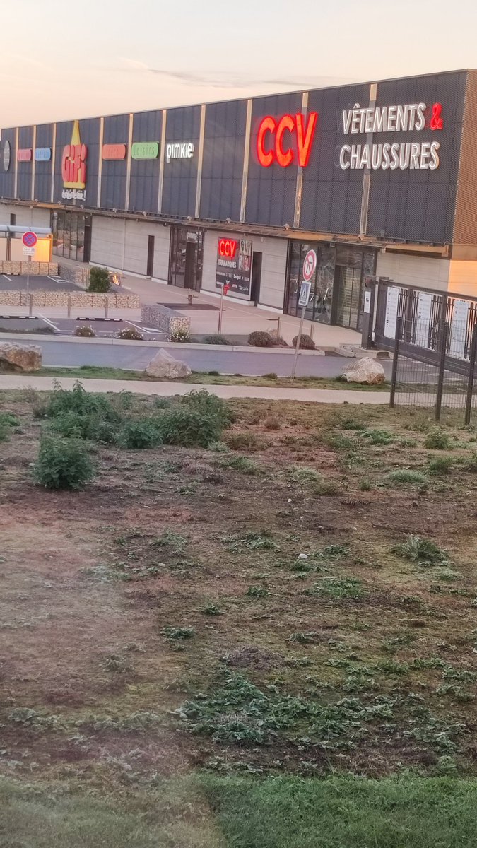 Constat depuis le début de la semaine.
Des enseignes allumées la journée.
#duisans #transitionenergetique #pimkie #ccv #arras