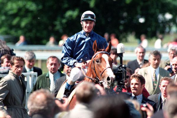 assojockeys's tweet photo. Plus de 3600 victoires et 4 "Arc" à son actif : Olivier Peslier est un des jockeys Français les plus titrés ! 🏁

Courses, chevaux, anecdotes... Il revient pour @equidia sur les meilleurs moments de sa carrière ➡ https://t.co/2x9Ab2AyEz https://t.co/XG0pxA4Rg9