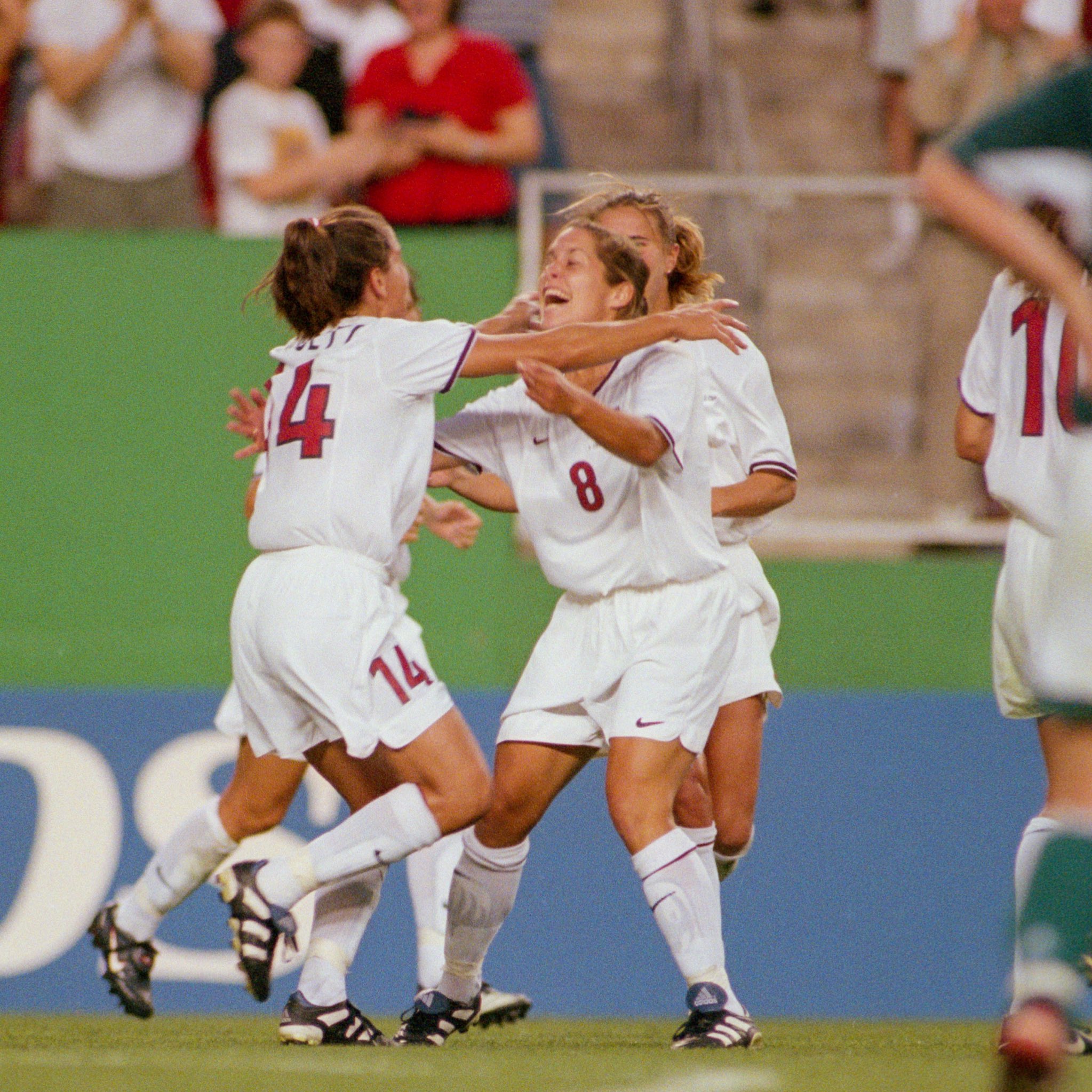 Happy birthday to 99er and Olympic Gold Medalist Shannon MacMillan!  