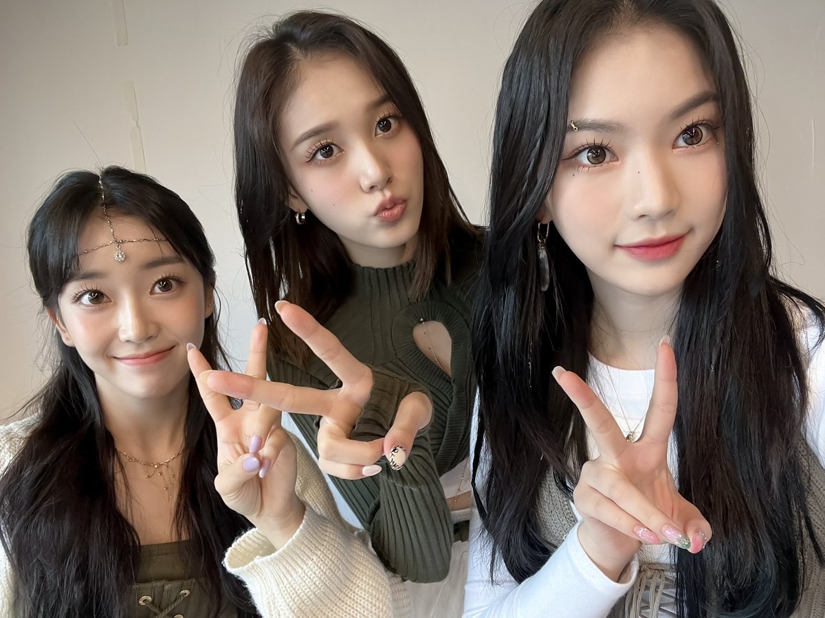 seohyuntjin's tweet photo. — ⚠️ reminder D-2 STAYC 1st FANMEETING STAY COOL PARTY! Don't miss the chance! Be the witness 🥺 https://t.co/mIfgdjdEJ6