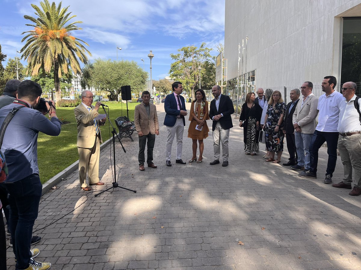 SaludMentalAnd's tweet photo. 💚Comienza inauguración de la escultura “Cabezas y vacíos” en Córdoba en uno de los mejores lugares de la ciudad.
🙌🏽El estigma se extingue cuando nos conocen, esta escultura a la puerta de una biblioteca y en medio de un parque, nos hará visibles. 
#DiaMundialdelaSaludMental https://t.co/JJ6xpdF3IV