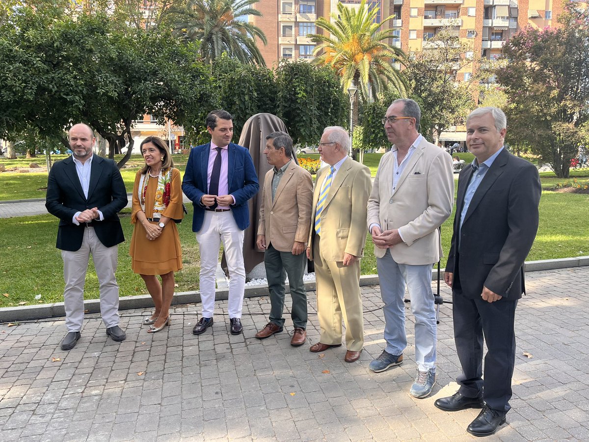 SaludMentalAnd's tweet photo. 💚Comienza inauguración de la escultura “Cabezas y vacíos” en Córdoba en uno de los mejores lugares de la ciudad.
🙌🏽El estigma se extingue cuando nos conocen, esta escultura a la puerta de una biblioteca y en medio de un parque, nos hará visibles. 
#DiaMundialdelaSaludMental https://t.co/JJ6xpdF3IV