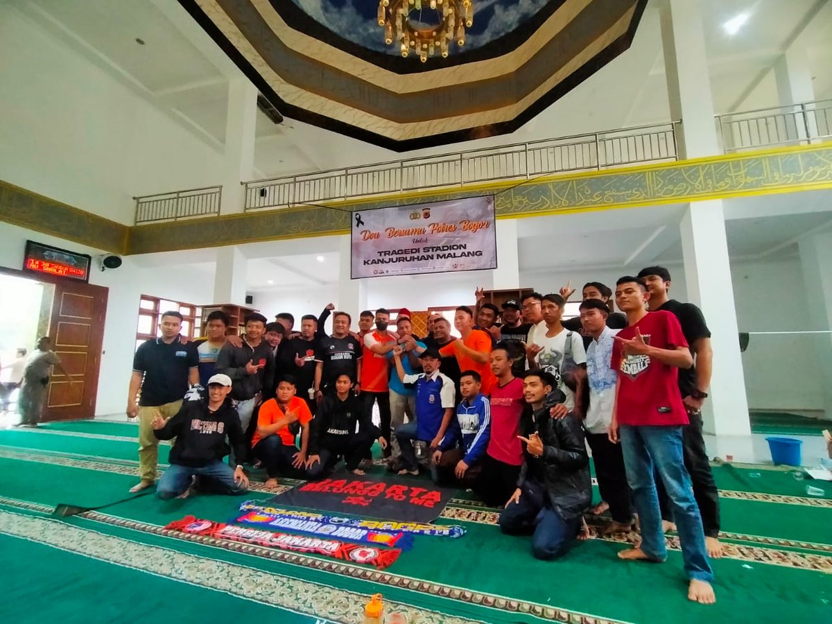 SquadVbs33's tweet photo. Jangan terburu-buru membenci, dan jangan berlambat-lambat memelihara persahabatan!
Perdamaian itu layak diperjuangkan 🔥

Y X G K 🍻 @orangekotahujan @Jak_BogorKota https://t.co/Svan1B9Rck