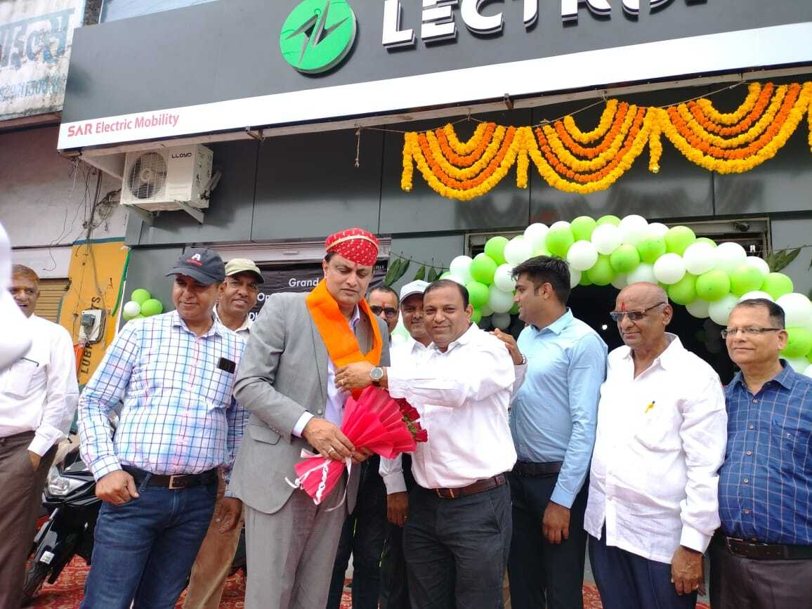 LectrixEV's tweet photo. The journey of happiness continues as we inaugurate our showroom in the city of lakes.🤩

Hop in for an amazing riding experience, packed with smart features🛵

#lectrix #inaugration #launch https://t.co/sbCUv5PLZi