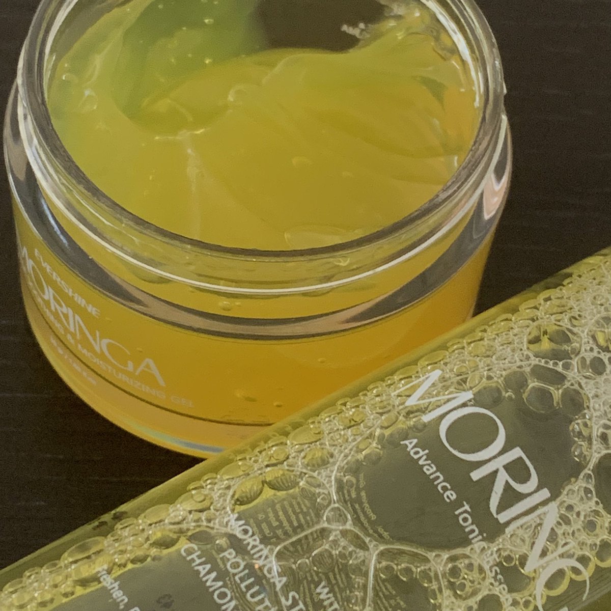 queerisy's tweet image. menurut aku ini skincare products yang jenius, fokusnya buat melindungi kulit dari efek buruk polusi

apalagi sekarang polusi di mana-mana makin parah, akibatnya ke kulit bisa bikin jerawat, kering, kusam, bahkan muncul tanda-tanda penuaan.