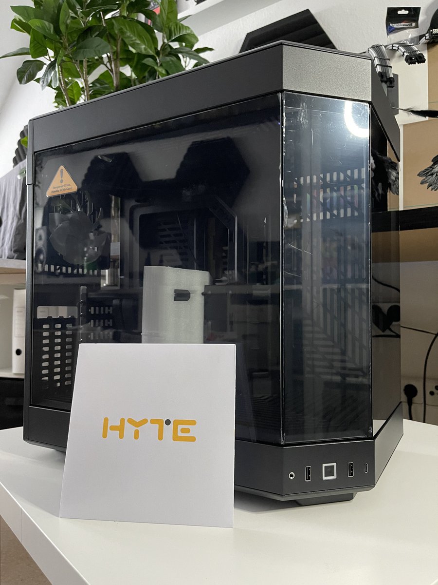 technika_builds's tweet photo. Hyte Y60 … Das bessere o11?!? Was denkt Ihr?! … BTW neues Projekt mit Display MoD Incoming 😏 @hytebrand #hyte #y60 #black #case #lianlikiller #displaymod https://t.co/5U1L8R7IWR