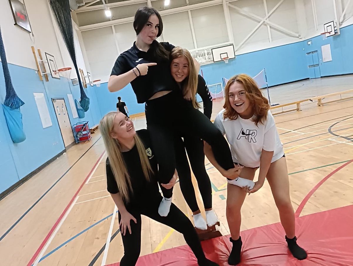 HIGHER PE GIRLS : team balances🤩