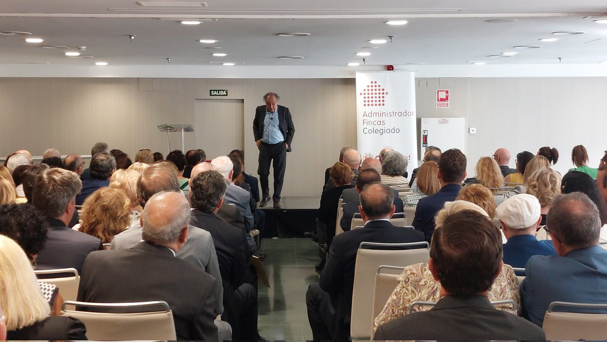 vecinos_con's tweet photo. Escuchamos a @Emilio_Duro_ en el Evento de Entrega de Menciones @CAFMadrid #eventosconcorazon #cardioprotegidos https://t.co/m3ZD7IYntF