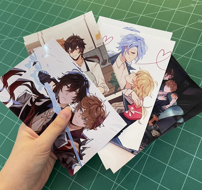 ออช่าย จิงๆเราจะขายโปสการ์ดด้วย ไปขโมยเครื่องปริ้นที่ทำงานแต่ปริ้นออกมาไม่ค่อยดี(เกือบทำเครื่องเขาขิตด้วย55,,) ก็เลยเลิกๆๆๆ ಥ‿ಥ ทดลองปริ้นไป8ใบ จะทิ้งก็เสียดายก็เลยจะมาแจกฟรีนะคะ ใครอยากได้ก็มาหยิบที่โต๊ะได้เลย ;w; 