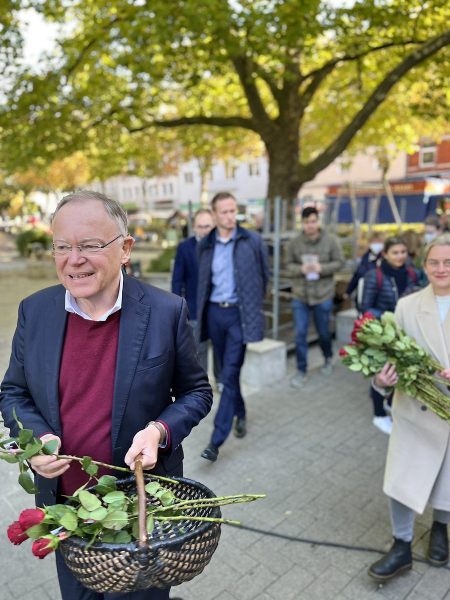 SPDDoehren's tweet photo. Damit auch am Montag wieder #daslandingutenhänden ist. Kleine Erinnerung an den kommenden Wahltag, überreicht von Ministerpräsident Stephan Weil und Doris Schröder-Köpf beim Wochenmarkt in #Döhren #SPD https://t.co/ch0WnwIoNx