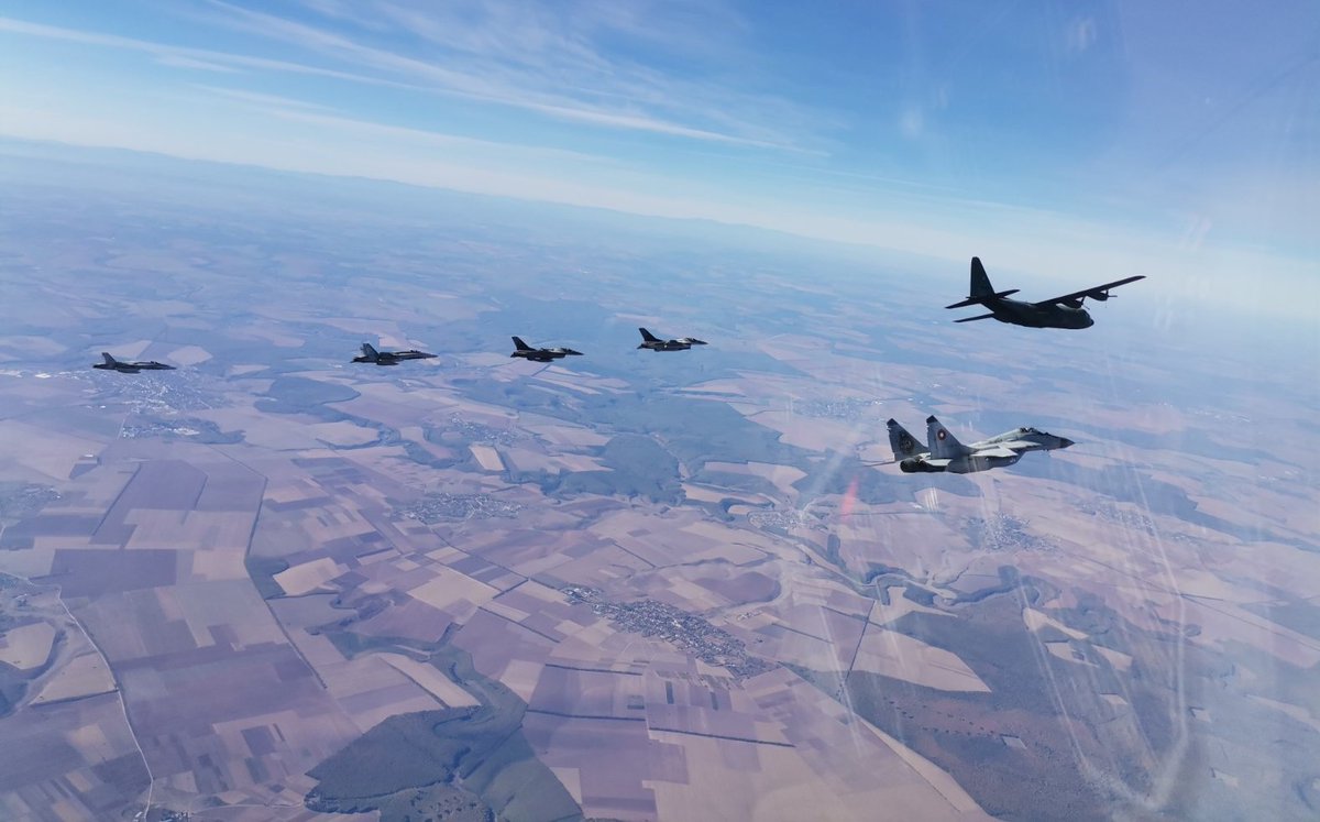 🇨🇦🇧🇬🇷🇴 are improving their operational capabilities on intercepting and escorting an infringing aircraft during the Blue Bridge exercise in 🇷🇴🇧🇬 The 🇧🇬 crews also successfully carried out the Air Policing mission #StrongerTogether #SecuringTheSkies