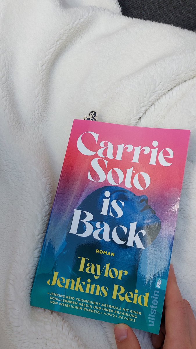 cvpidea's tweet photo. cr: carrie soto is back
 (peep my oscar wilde bookmark) https://t.co/1lf3ZciNIo