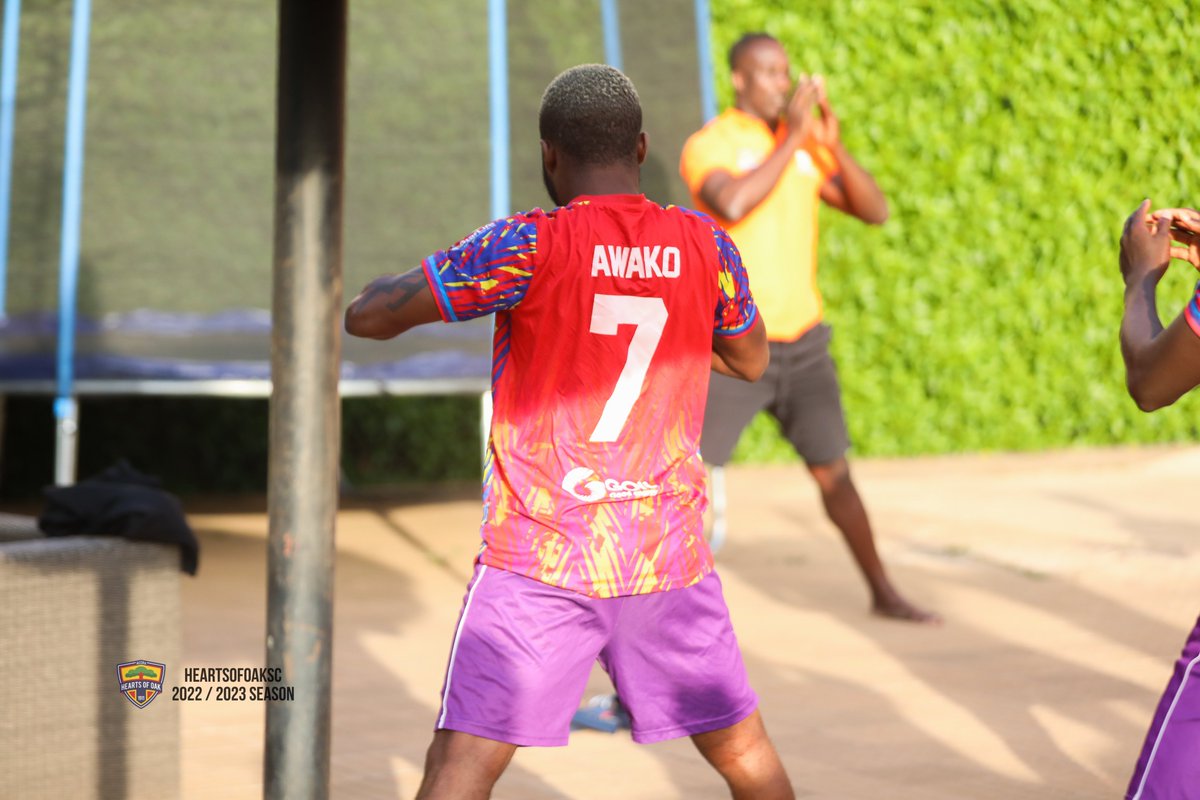 HeartsofOak_fr's tweet photo. 🔴🟡🔵 || 📸

🏋️‍♂️ Up and fit 💪. Fitness Coach, Enoch Daitey takes the lads through a shake-up drill. 

#RealBamakoHearts https://t.co/97Y18ekDiK
