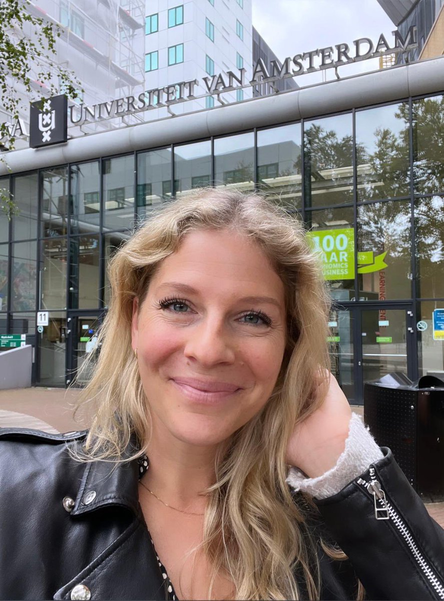 AnneFormsma's tweet photo. Gastcollege geven op de Universiteit van Amsterdam!

Super leuk om over Mindfulness te vertellen, zeker aan zo’n groep enthousiaste studenten 🙏🏻
En bijzonder, omdat ik 15 jaar geleden letterlijk in hun stoel zat!

#universiteitvanamsterdam #uva #uvastudent #mindfulness https://t.co/h7kCk6TZCK