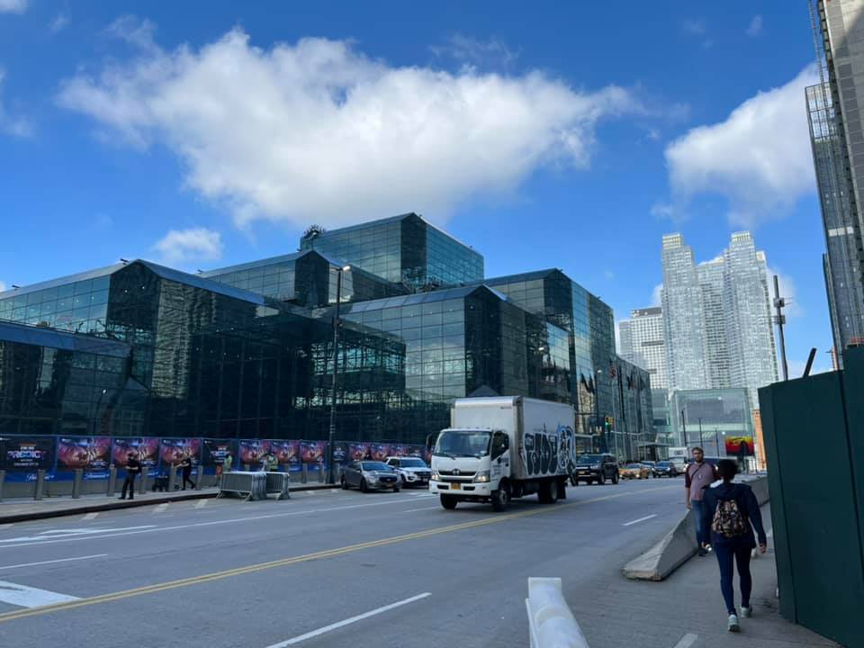 QueueAssociates's tweet photo. #NewYork's #JacobJavits Center is often the sight of #IT #tradeshows, including many throughout the years from @Microsoft. This weekend, the #IMPei-designed venue is being taken over by anime characters, elves, Jedi &amp; more at the annual #NewYorkComicCon!

@QueueAssociates https://t.co/uoxQqP6A2b