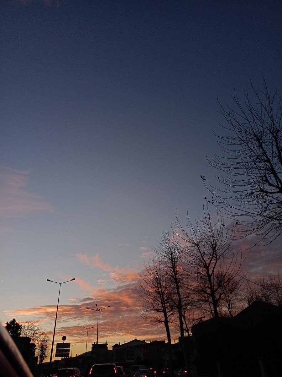 Arwenn____'s tweet photo. 𝑻𝒓𝒖𝒔𝒕 𝒊𝒏 𝒗𝒊𝒃𝒆𝒔..✨
*
*
*
*
#sunset #photography #traffic #sky #sharephoto #photo #하늘 #가을 #gökyüzü #autumn #beautiful https://t.co/em6NR4UzmE