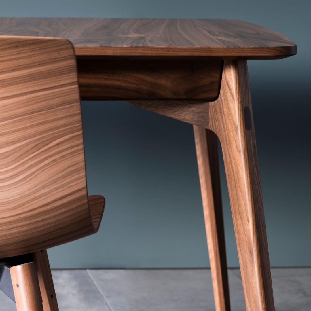 The magic is in the detail ✨

Designed by award-winning furniture designer @matthewhiltonstudio, the Dulwich Extending Table showcases Hilton's passion to create desirable, rigorous and beautiful products which imbue functionality.

#casefurniture 

#caseinplace #furnituredesign