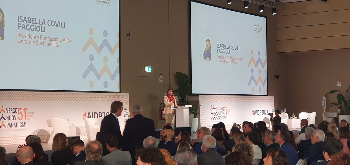 È il momento di <a href="/IsabellaCovili/">Isabella Covili</a>   che apre il tema #lavoro e #sostenibilità: la base per andare #versonuoviparadigmi 
Grazie per il tuo intervento, abbiamo ascoltato le tue parole e sentito l'emozione di essere sul palco nella tua città. #AIDP2022 #Bologna