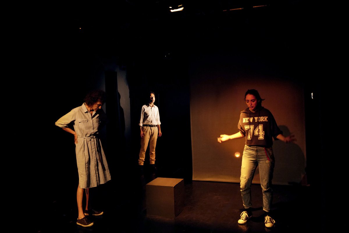 LS_on_stage's tweet image. "Ciel rouge.Matin," de Tom Holloway aux Déchargeurs 
surlesplanches.org/theatre-ciel-r…
Ce spectacle rend parfaitement compte de la détresse que produit un isolement de fait. Ciel rouge. Matin est une pièce coup de poing qui illustre les dérives intimes d’une famille perdue. @byDechargeurs