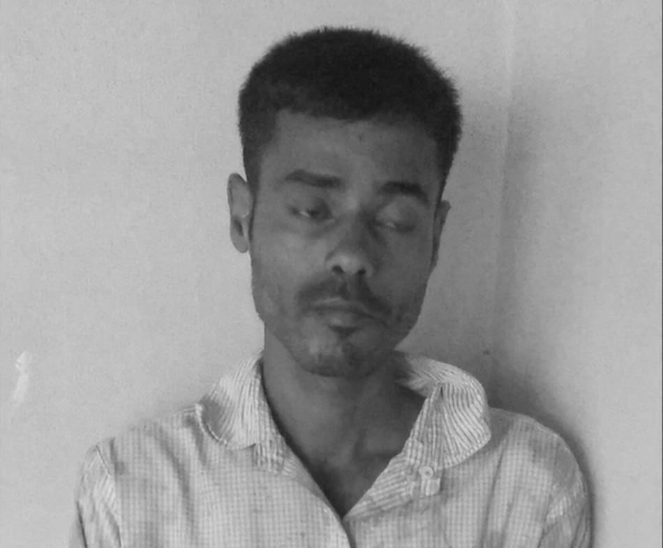 अंजलि बिस्वास ने प्यार के लिए ना कहा तो रफ़ीक अली ने चाकू घोंप दिया। अंजलि फ़िलहाल ICU में है और रफ़ीक पुलिस की गिरफ़्त में। लेकिन ऐसी सोच वाले जानवरों से कैसे बचे कोई बताएगा?