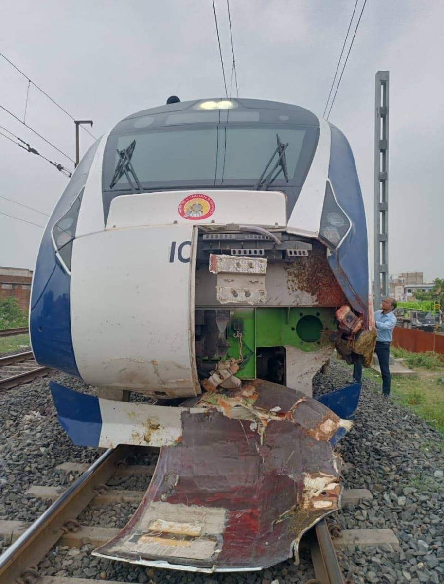वंदे भारत ट्रेन से भैंस टकरा गई, ट्रेन का आगे का हिस्सा टूट गया। सिर्फ 6 दिन पहले PM मोदी ने उद्घाटन किया था। #PMOIndia #IndianRailways @PMOIndia @PiyushGoyal