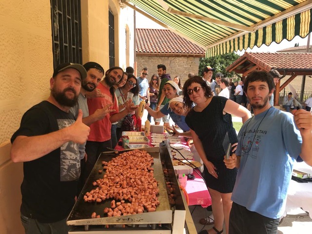 BancoAlimAraba's tweet photo. El pueblo de Comunión, una vez más, ha sido generoso con el Banco de Alimentos de Araba. Esta vez ha sido una magnifica "Salchichada solidaria" que reunión a decenas de vecinos y amigos aportando más de 300€.
ESKERRIK ASKO https://t.co/PR3X5QSs8z