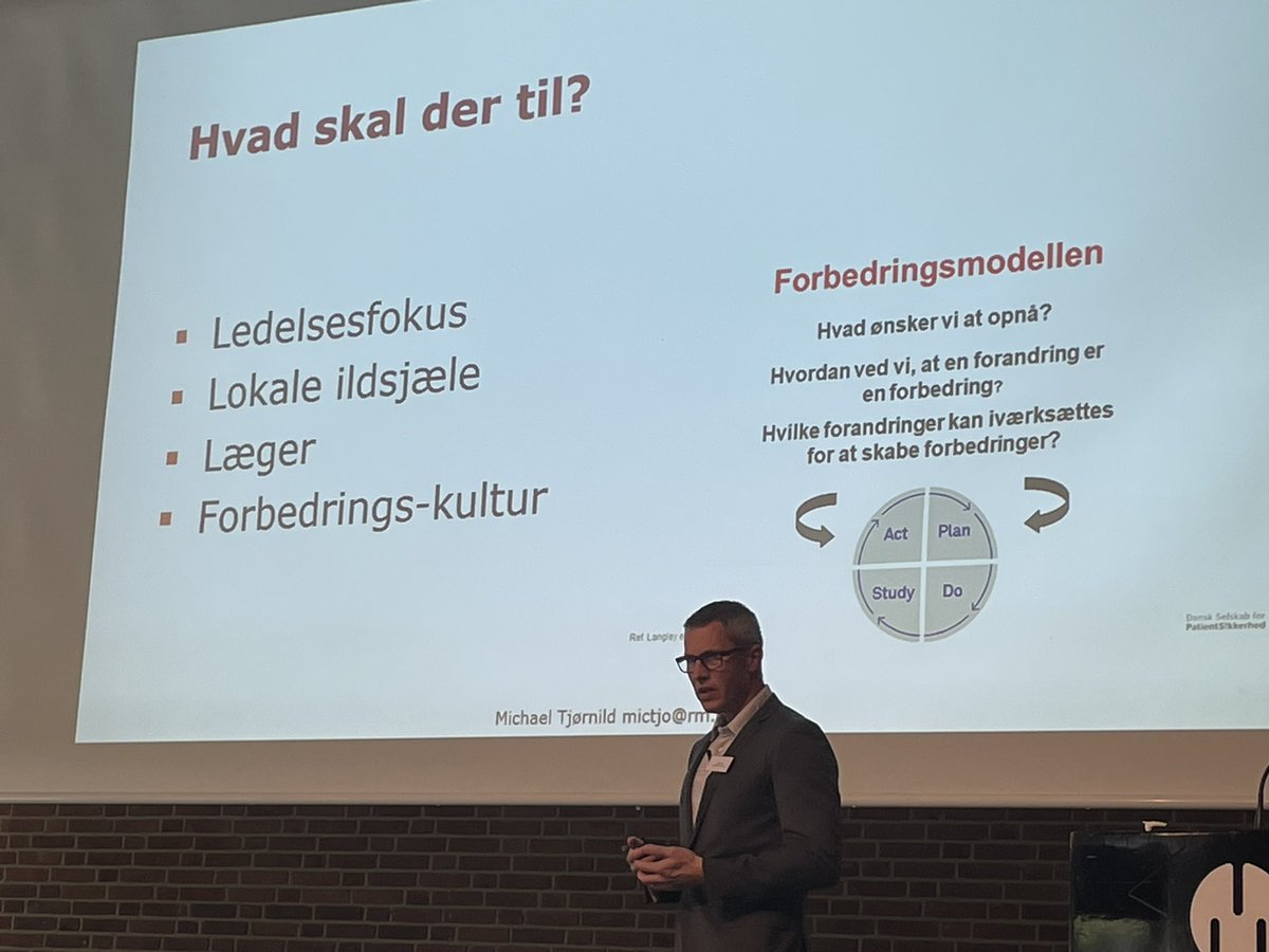 Lone_wj's tweet photo. FAS årsmøde hvor cheflæge Michael Tjørnild med stor begejstring fortæller om Randers modellen om samarbejdet mellem sygehus kommuner praktiserende læger samt patient om best mulige forløb for hoftenære fraktur patiener😀 https://t.co/L5CGgUTvtm