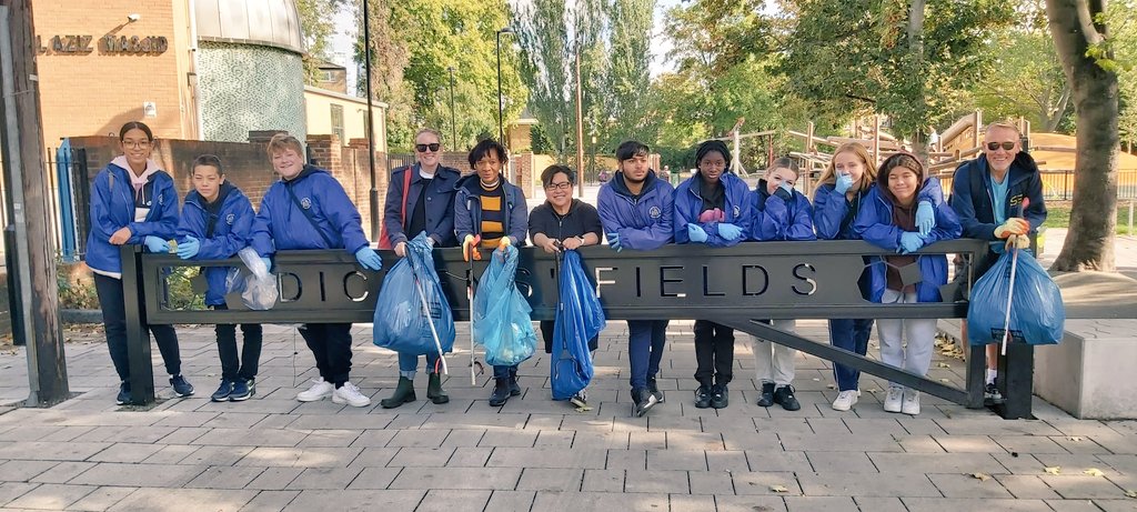 We've been out helping our Neighbourhoods Teams in local parks &amp; open spaces, on weapons sweeps🗡. THEN, we met the amazing <a href="/litterati/">Litterati</a>, so we joined them too! Brilliant local #Southwark volunteers keeping where we all live nice &amp; tidy, thank you!🧹🦺🚮 @DanielRIvey <a href="/YOULondon1/">YOU London</a>