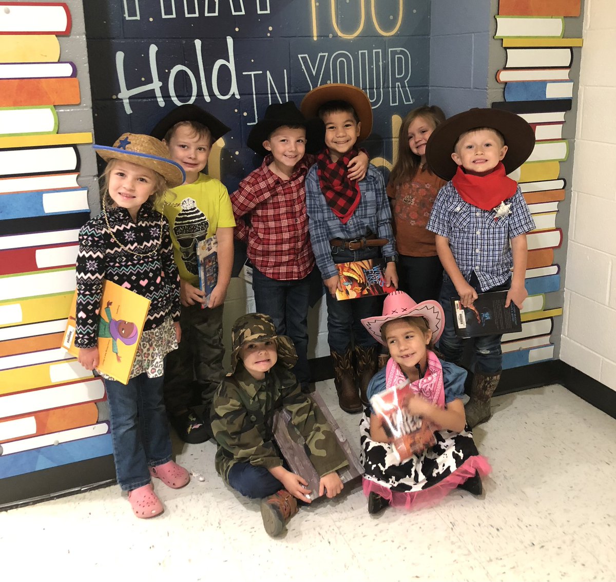 Who knew cowboys and cowgirls loved to read? 🤠 At DES everyone loves to visit the media center! Mrs. Knox makes sure every visit is a rootin’ tootin’ time!!! #reachinggreatnesstogether