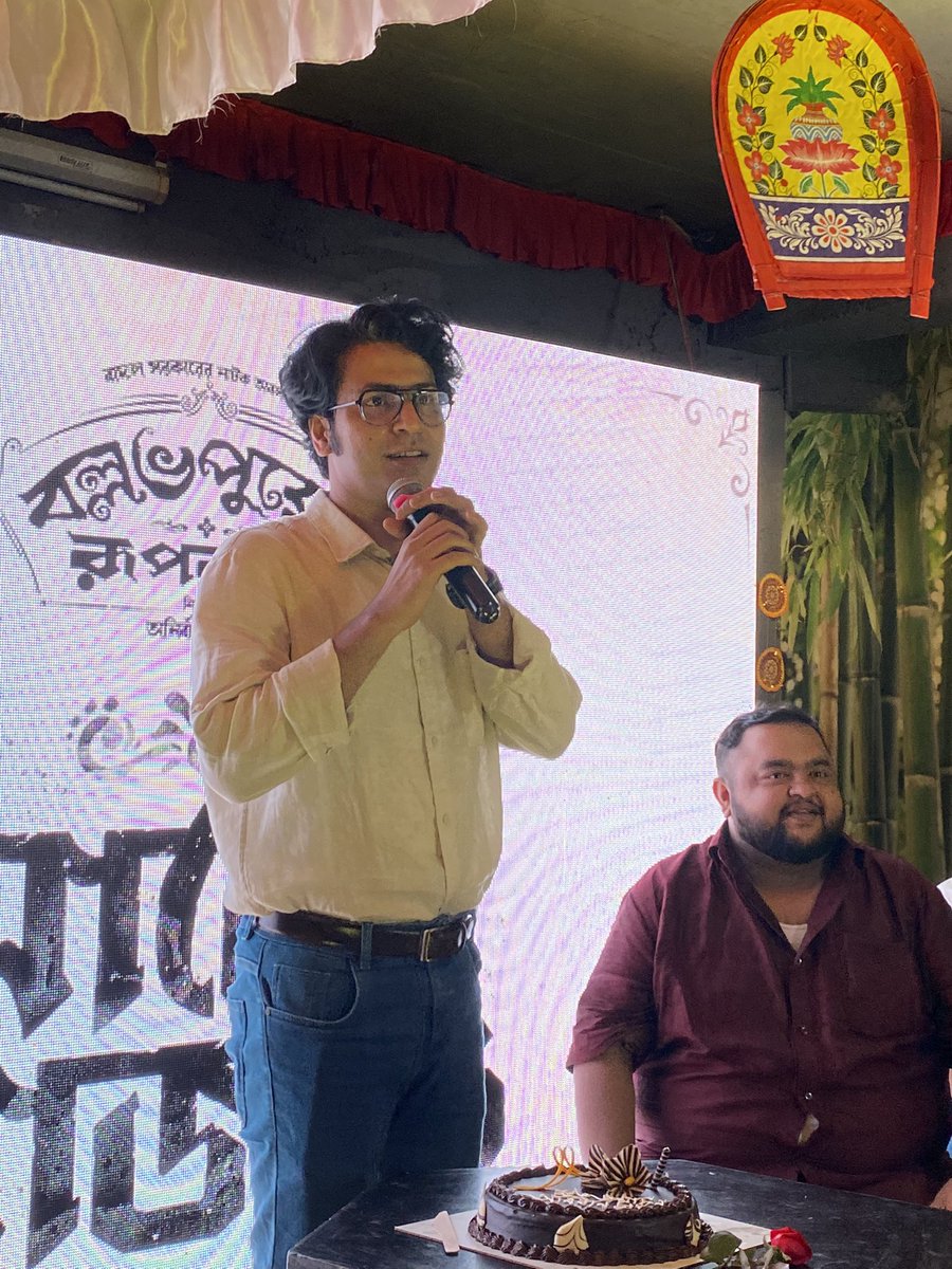 .@AnirbanSpeaketh takes the stage for the song launch of #ShaajoShaajao from #BallabhpurerRoopkotha. Film releasing on #KaliPujo2022. #SubhadeepGuha #SuranganaBandyopadhyay #DebrajBhattacharya #SoumikHaldar @Satyatyam @RoyAnindit @abhishekdagaa