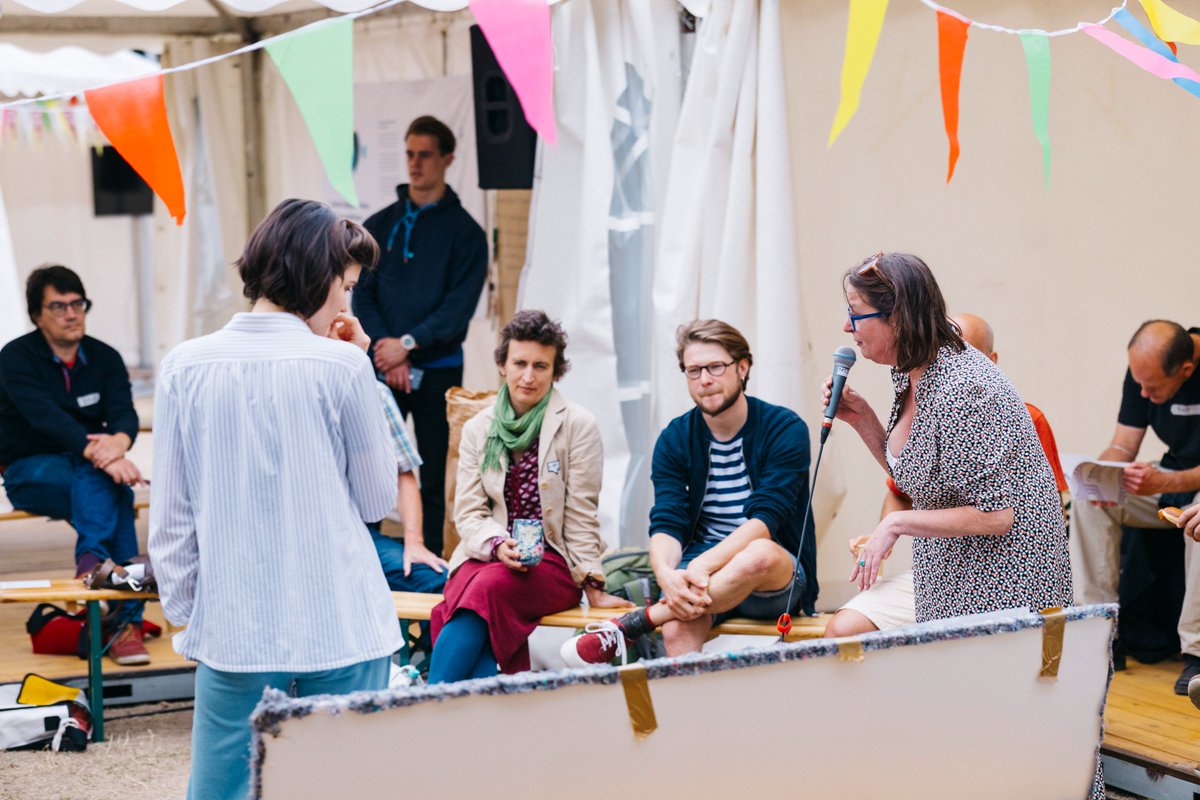 Wie wir mit dem #Klimawandel umgehen, war eines der Themen, die beim #Campfire22 im Fokus standen. Beim Klima-#Barcamp gab es dazu offene Diskussionsrunden von Verkehrs- und #Energiewende über Klima-Kommunikation bis zu konstruktivem Journalismus. correctiv.org/in-eigener-sac…