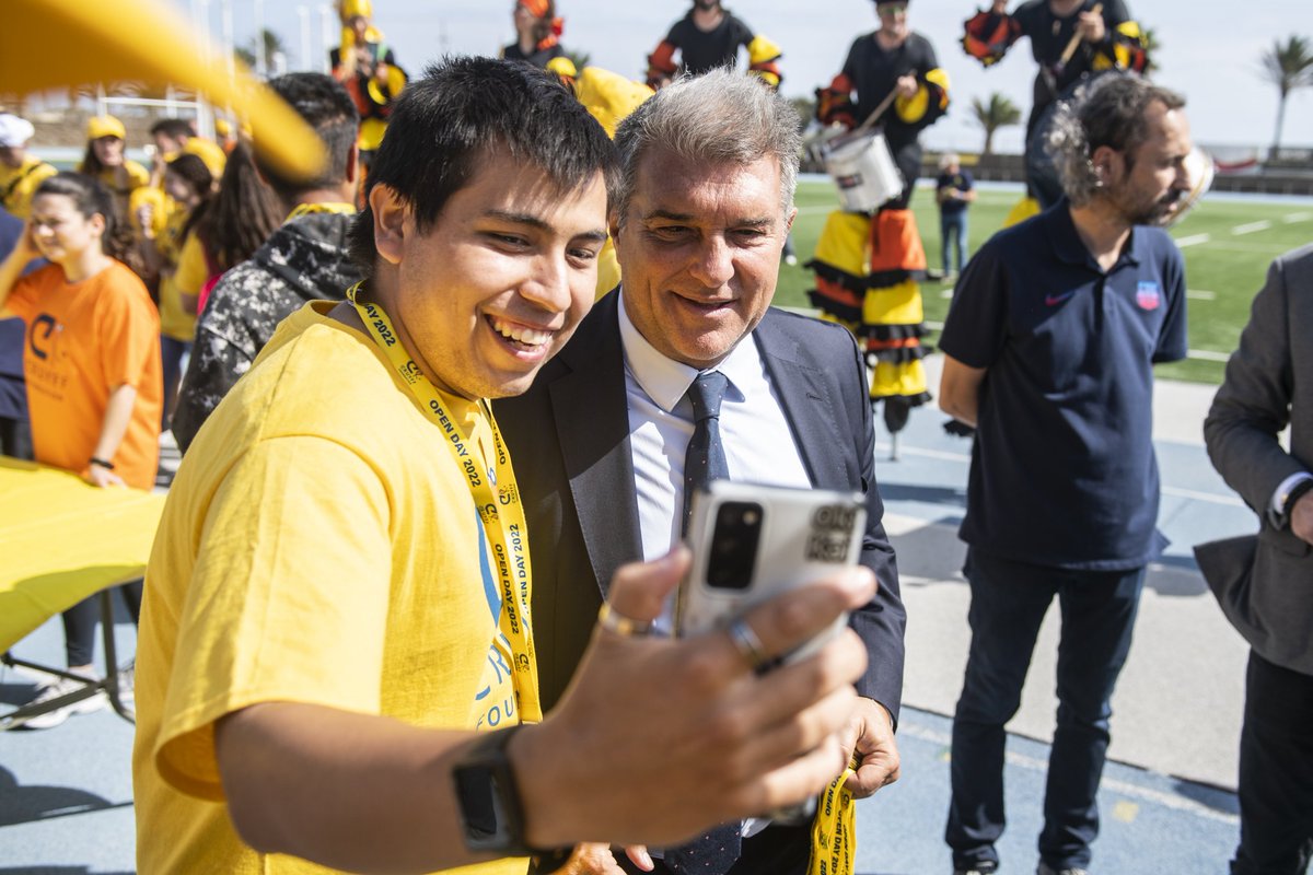 FundacionCruyff's tweet photo. Miembros del patronato, embajadores, miembros de la familia Cruyff, voluntarios y lo más importante; más de 1,000 sonrisas en el Open Day!

Todos juntos, manteniendo vivo el legado social de @JohanCruyff! 👊🏼

#25YearsOfCreatingSpace
#CruyffLegacy https://t.co/voDW9u46eN