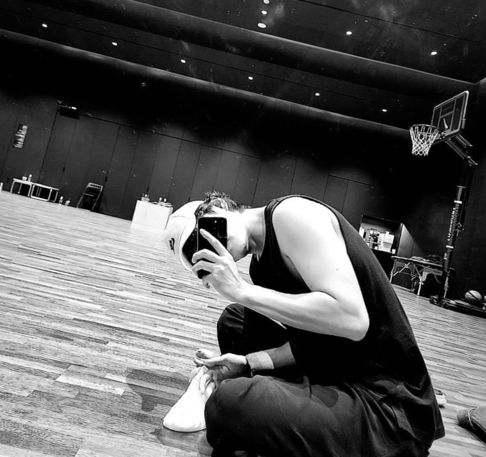 KTHCanada's tweet photo. THV via Instagram story updates 💜

I love that he’s on the basketball court my favourite 2 things: Tae and Basketball 😭

Also his arms 😵‍💫😩 https://t.co/SO4MN6ZPFP