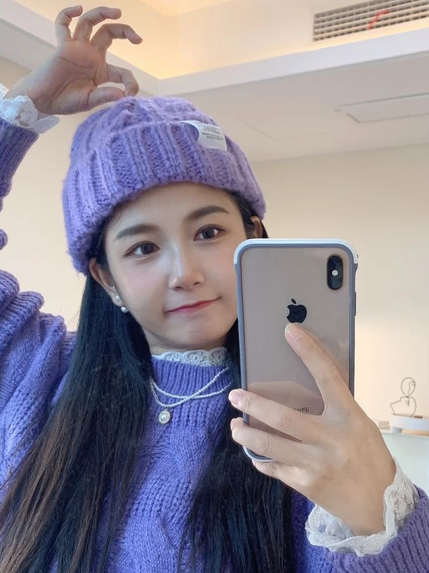 weibaoya0's tweet photo. 收假了，降温了，换上我软软糯糯可爱的紫色毛衣，这样的杨医生你们喜欢吗 https://t.co/c2VOGKeAa0