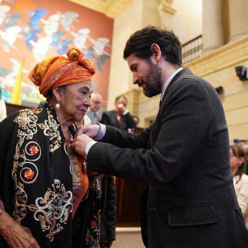 Totó La Momposina (@totomomposina) on Twitter photo Un gran honor y alegria haber recibido este condecoración de La Cámara de Representantes la máxima condecoración que otorgan, la Orden de la Democracia Simón Bolívar.
<a href="/CamaraColombia/">Cámara de Representantes de Colombia</a> Un gran honor y alegria haber recibido este condecoración de La Cámara de Representantes la máxima condecoración que otorgan, la Orden de la Democracia Simón Bolívar.
<a href="/CamaraColombia/">Cámara de Representantes de Colombia</a>