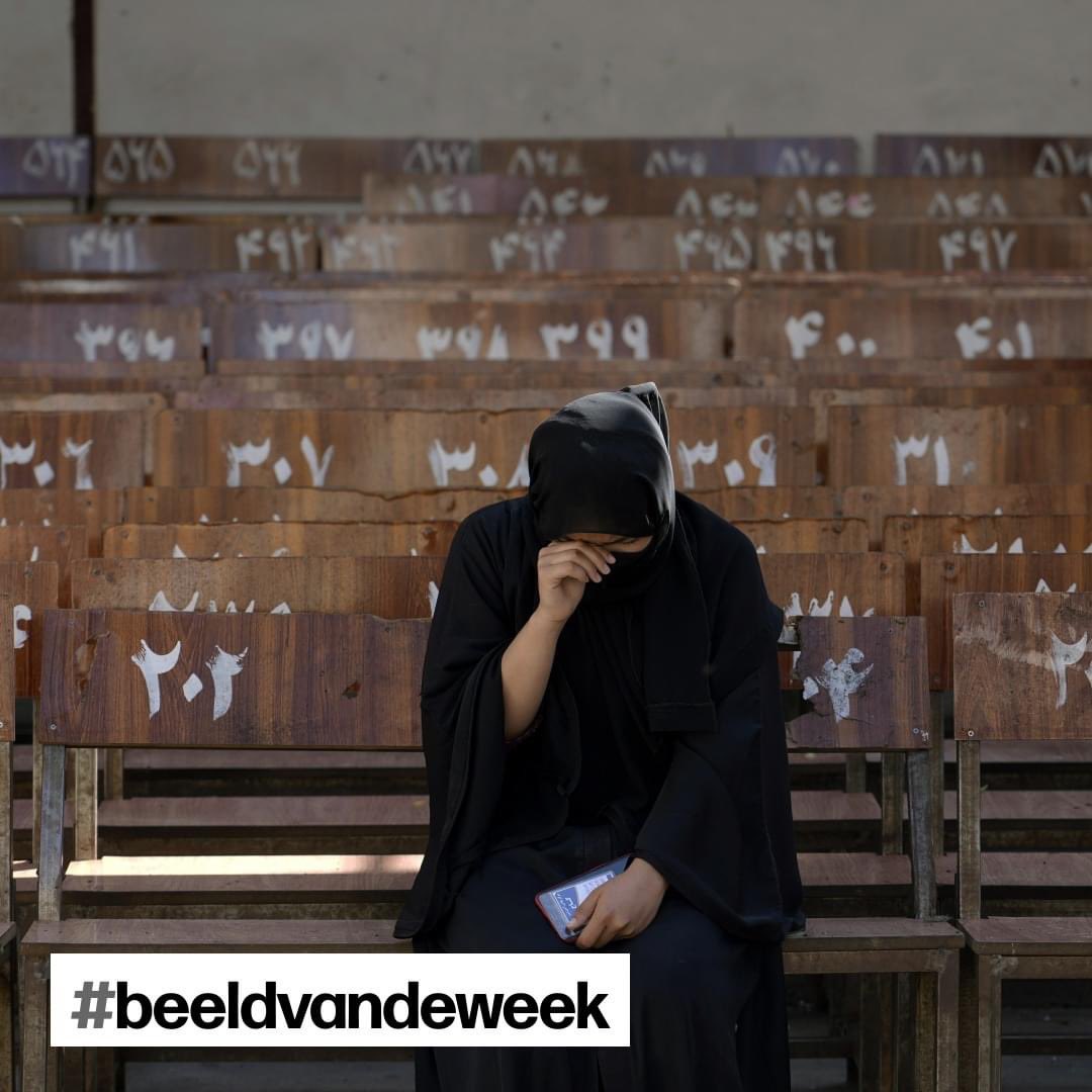Een 19-jarig Afghaans meisje huilt en zit op het bankje in Kaboel, de exacte plek waar ze vorige week zat toen een zelfmoordaanslag 53 slachtoffers maakte. De slachtoffers waren voornamelijk jonge Hazara-vrouwen die hun toelatingsexamen aflegden voor de universiteit.