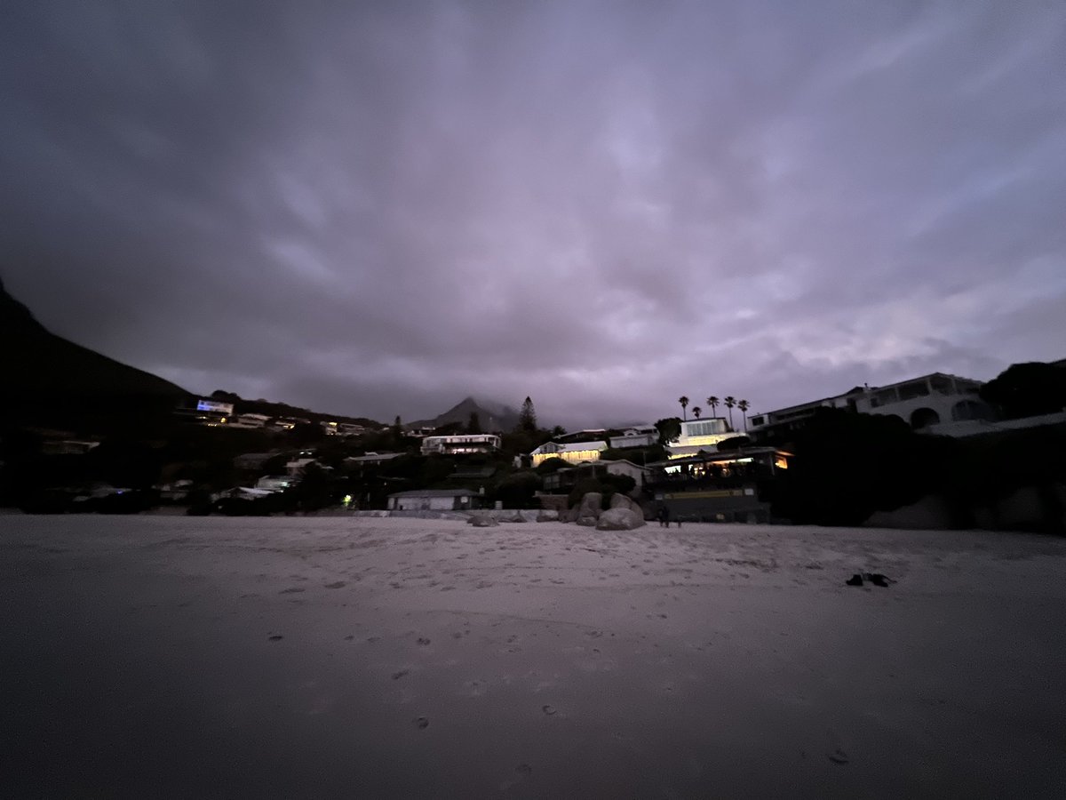 richardsiddle's tweet photo. Amazing dramatic sunset at Clifton Beach last night at #Capewine2022 #drinkthroughit https://t.co/UKF9saZmCC