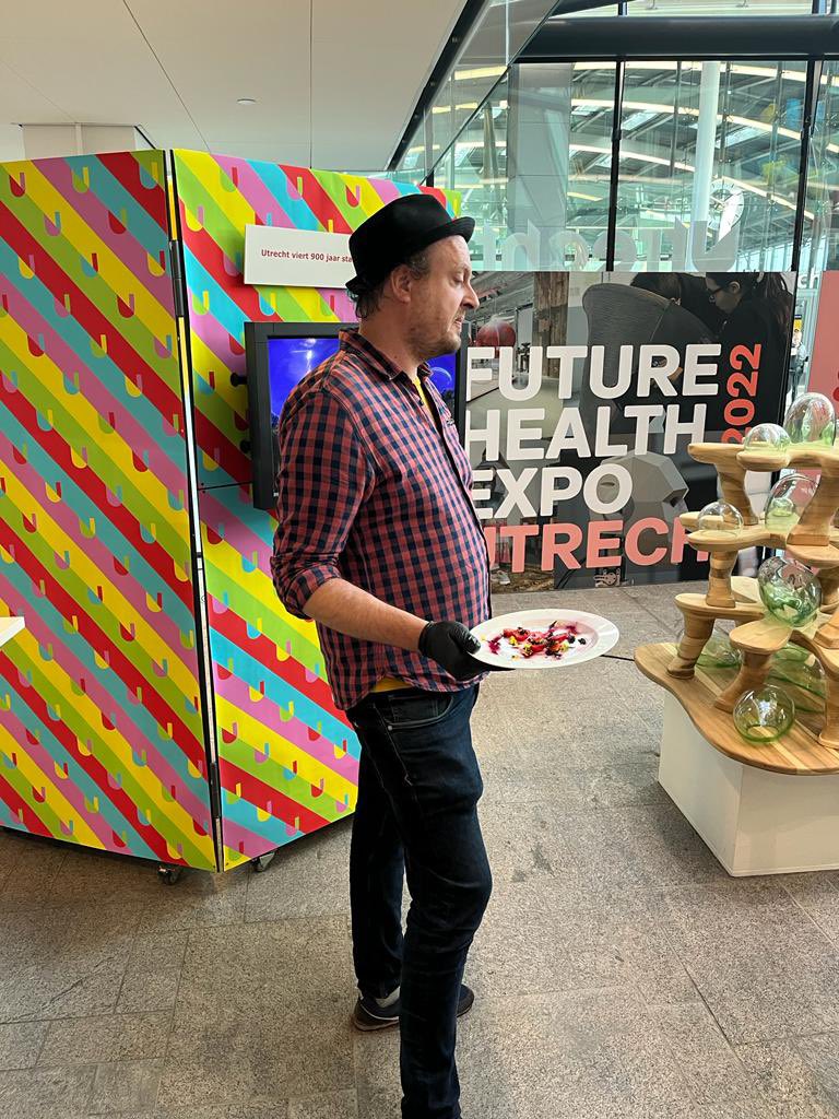 HealthHubU's tweet image. In alle opzichten stralende dag gisteren voor de #FutureHealthExpo: gemotiveerde ontwerpers, geïnspireerde bezoekers en prachtig weer. Mooie tours vanaf Stadskantoor, via Stadion Galgenwaard naar Utrecht Science Park. Dank aan partners @GemeenteUtrecht @ROC_MN @UtrechtSciPark