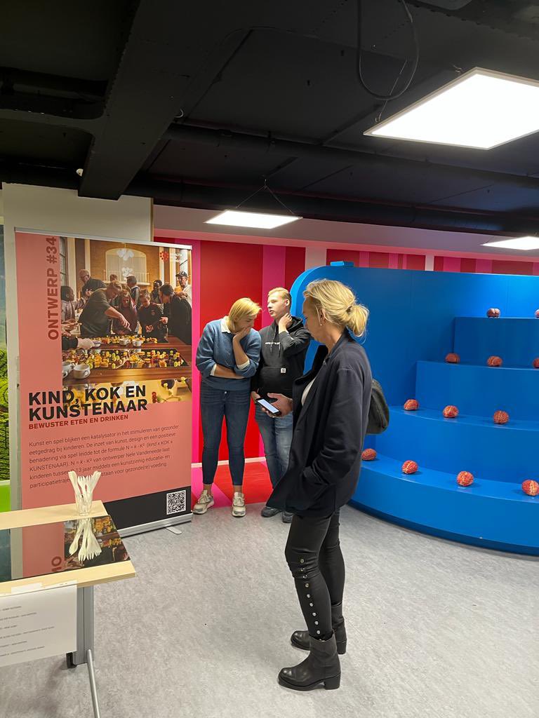 HealthHubU's tweet image. In alle opzichten stralende dag gisteren voor de #FutureHealthExpo: gemotiveerde ontwerpers, geïnspireerde bezoekers en prachtig weer. Mooie tours vanaf Stadskantoor, via Stadion Galgenwaard naar Utrecht Science Park. Dank aan partners @GemeenteUtrecht @ROC_MN @UtrechtSciPark