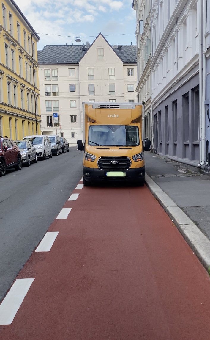 petur_n's tweet photo. Én bil i sykkelfeltet er ikke så farlig. Det går som regel bra. Grunnen til at jeg og andre maser er at det ikke bare er én bil i ny og ne. Ganger du «litt farlig» med «ekstremt ofte» blir sannsynligheten for ulykker og død veldig høy. Jeg «svinger bare rundt» 9 av 10 dager. 1/2 https://t.co/FMzA5DmKEW