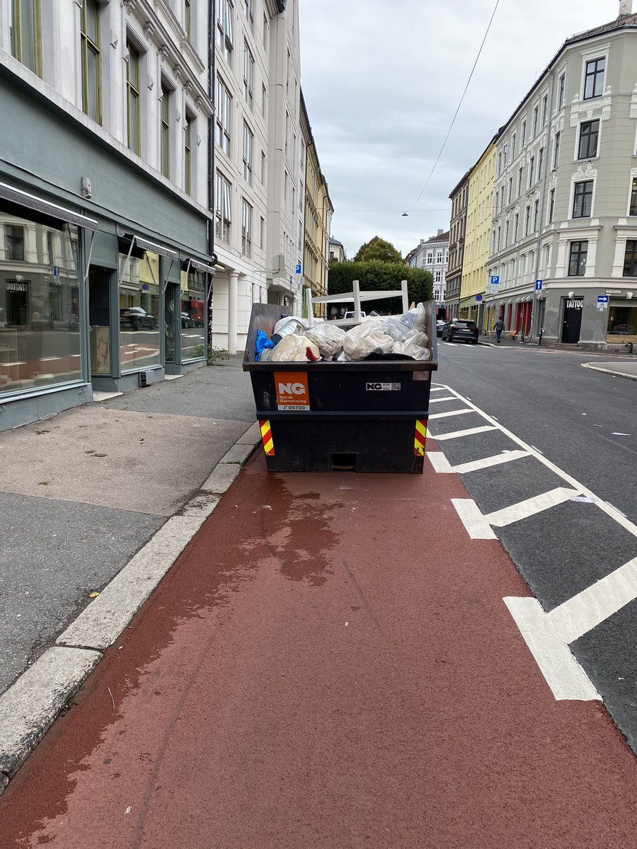 petur_n's tweet photo. Én bil i sykkelfeltet er ikke så farlig. Det går som regel bra. Grunnen til at jeg og andre maser er at det ikke bare er én bil i ny og ne. Ganger du «litt farlig» med «ekstremt ofte» blir sannsynligheten for ulykker og død veldig høy. Jeg «svinger bare rundt» 9 av 10 dager. 1/2 https://t.co/FMzA5DmKEW