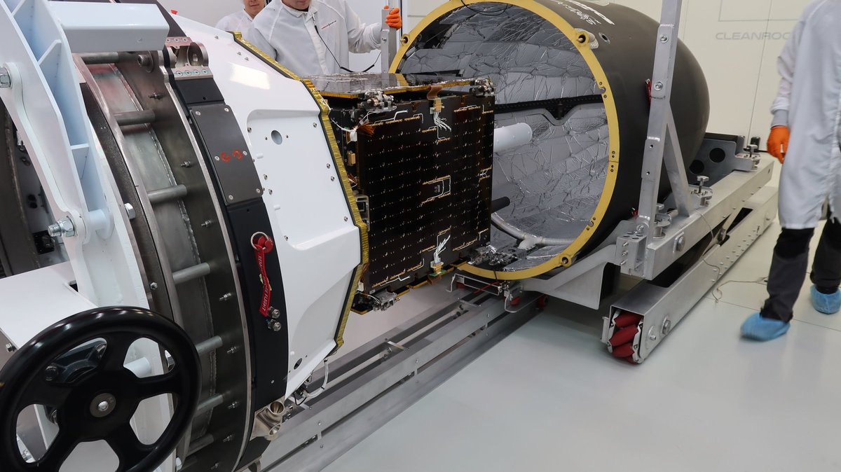 RevesdEspace's tweet photo. Jour de lancement 🚀
🚀 #Electron - mission «It Argos Up From Here»
🛰 Satellite GAzelle fabriqué par GA-EMS transportant la charge utile #Argos4 (les balises Argos)
⏰ 17h00 UTC
🌎 Nouvelle-Zélande
📷 @RocketLab - Mise sous coiffe du satellite
📺 Chaine Youtube Rocket Lab https://t.co/AgGAWWKme7