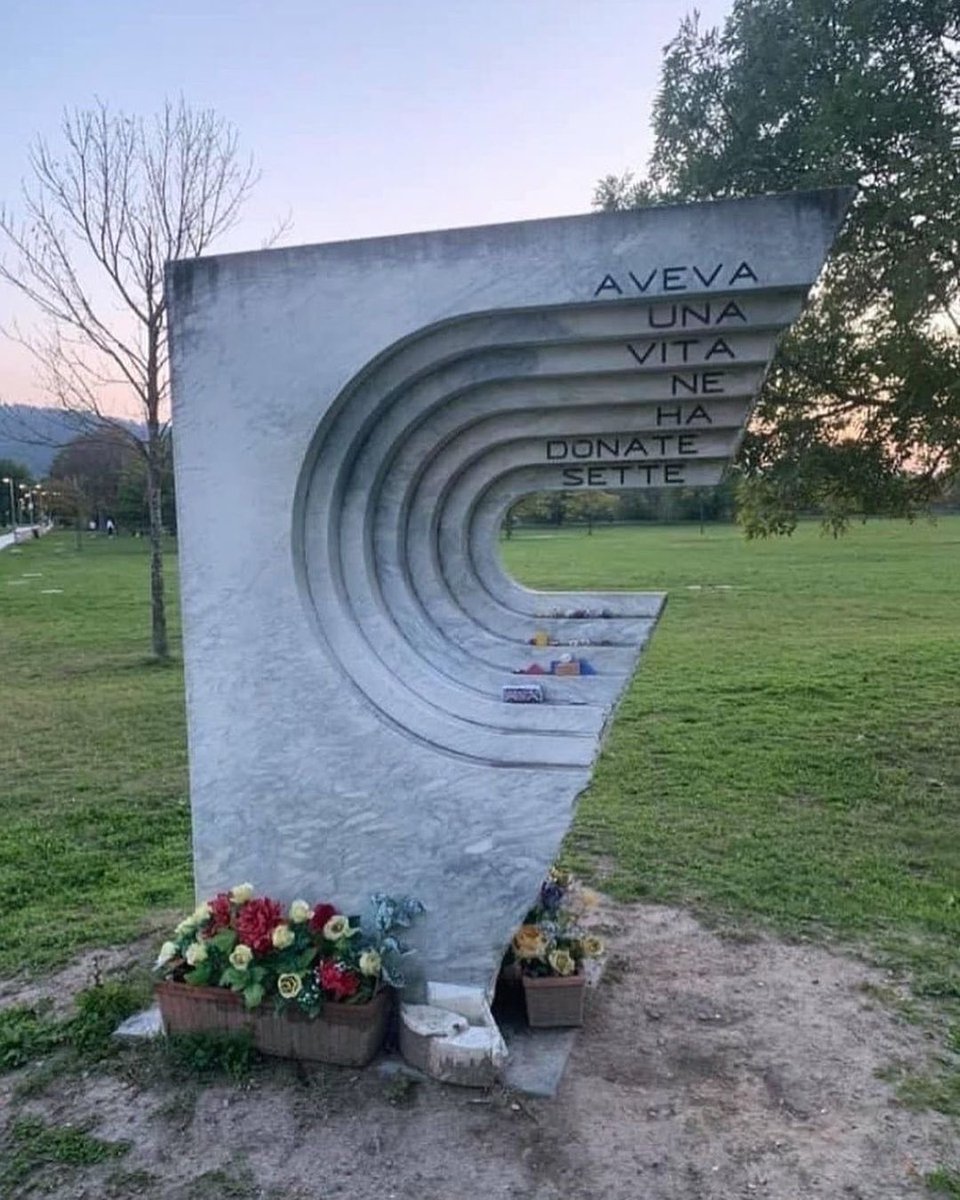JamesLucasIT's tweet photo. Aveva una vita ne ha donate sette. Monumento alla memoria di Nicholas Green a Bologna, all’interno del parco che porta il suo nome. Il piccolo statunitense che nel 1994 venne ucciso da un colpo di pistola a 7 anni durante un tentativo di rapina sulla Salerno-Reggio Calabria. https://t.co/h9jUdY21aa