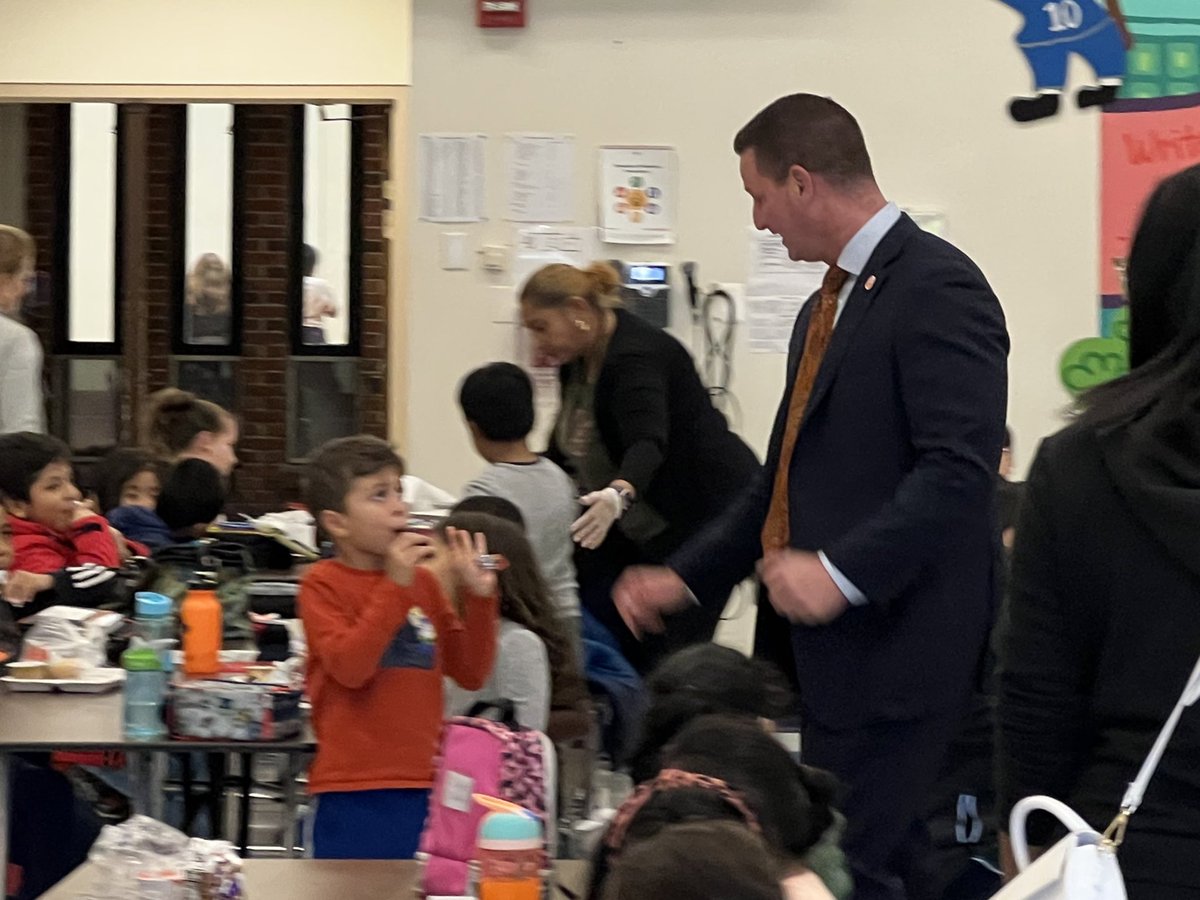 GWElem_WP's tweet photo. We had a fun educator come visit today at GW to check out our amazing cafeteria kiddos and lunch staff! Thank you for connecting with our kids today @DrJosephRicca ! They loved seeing you! #GWpride #WPPROUD @wplainsschools https://t.co/crc568ylTU
