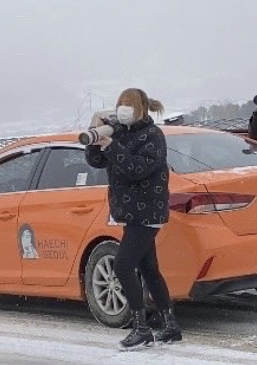 you let them serve drinks to the person who's continuously invading their privacy? what a joke <a href="/WayV_official/">WayV</a>