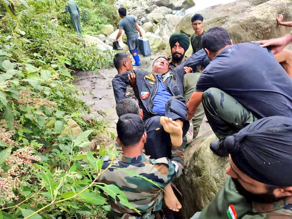 #SSB along with #Indian_army  conducted rescue and relief operation and provided helping hands to injured in a #Cheeta Helicopter Crash in Lungla. @67BnSSB_INDIA team rescued the victims and performed a swift action.
@HMOIndia
@PMOIndia
@adgpi https://t.co/cQpYBB1BgF