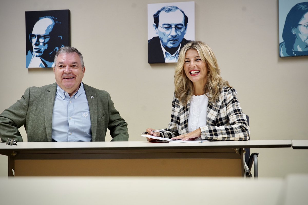 Yolanda_Diaz_'s tweet photo. La Academia de la Llingua Asturiana realiza un trabajo de gran valor para fomentar el uso del asturiano y proteger los derechos lingüísticos de sus hablantes. 

Hoy en Oviedo he podido conocer de primera mano esta labor tan importante y al personal que la hace posible. https://t.co/5631VHMYSz