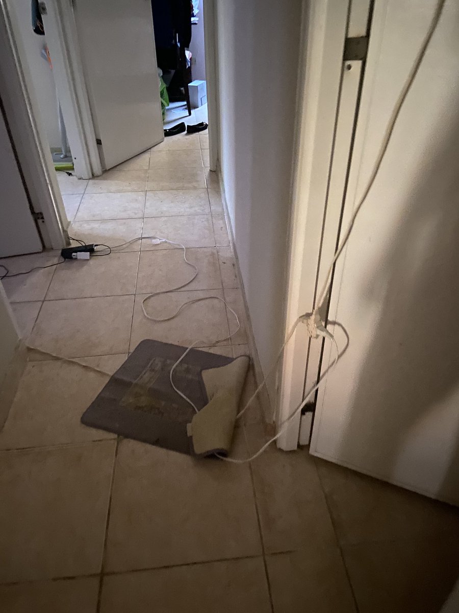 GenysJavier's tweet photo. La nueva decoración del pasillo.. una extensión que un vecino nos pasó, para poder cargar los dispositivos móviles.. para recibir la santa llamada de @EdeesteRD cuando vengan https://t.co/KdKFF4ERPI