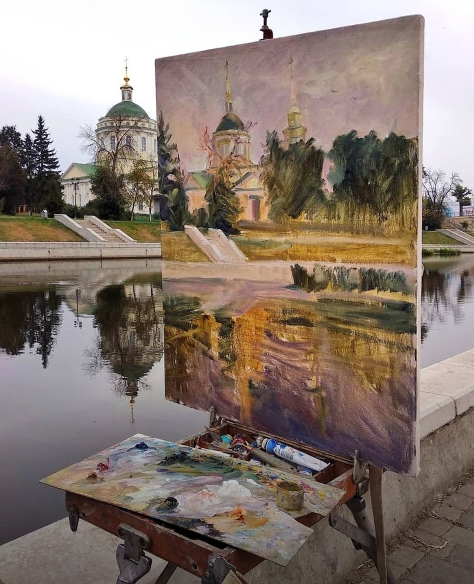 Спокоен городок в закатный час,
Ныряет день в вечернюю прохладу.
Последний луч метнулся и угас,
Но радо всё привычному укладу.
На небе розовеют облака,
Природа дышит негой и покоем,
Не слышен колокольный звон пока
Из храма, что вознёсся над рекою.