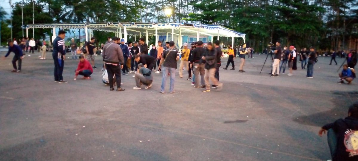 PasoepatiNet's tweet photo. Rombongan @mboergadoel1923 sudah sampai di Kanjuruhan untuk ikut acara tahlil dan doa bersama https://t.co/7yRCh0voBE